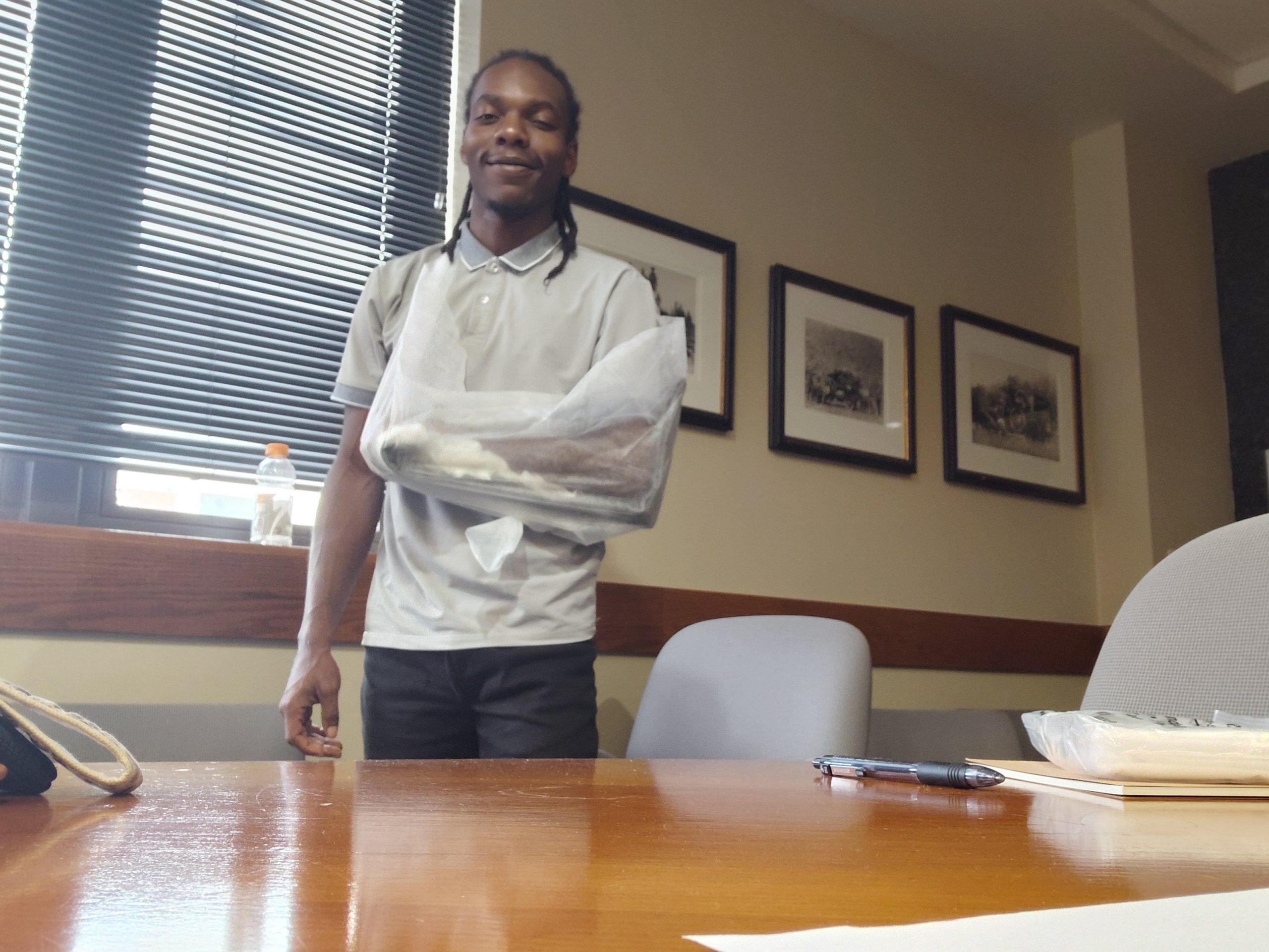 Mitchel Monsels, YLAI fellow from Suriname, wearing a triangular bandage arm<br />
sling and splint applied by Expedition School instructor Adam Shedlosky during the hands-on<br />
patient practice portion of the Wilderness First Aid course.